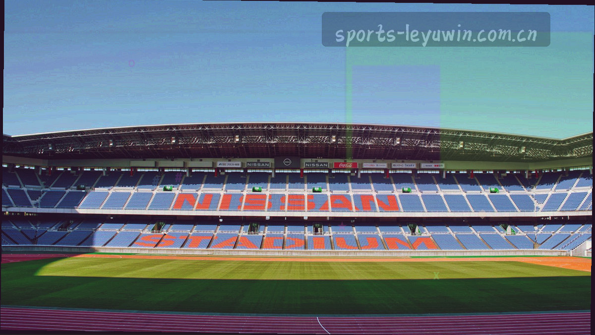 两场赛事转播画面左右并排，中间以细线分隔，画面整体压暗偏墨蓝